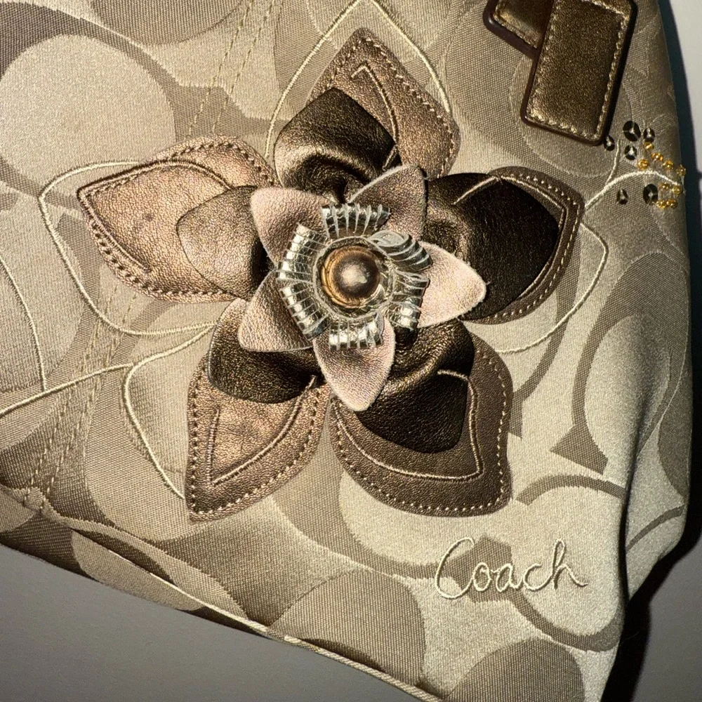 Coach Kisslock Shoulder Bag with Embossed Flowers and Lavender Interior - Picture 3 of 17